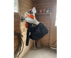 Garageprintslt STIHL SHA56 Lapų pūstuvas / smulkintuvas su vakuuminiu laikikliu ant sienos,