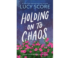 KNYGA Lucy Score Holding on to Chaos, A Forced Proximity Small Town Romance (Mėlyna Moon Book 5)