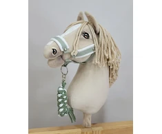 Super Hobby Horse Hobio žirgo kantaras A3 su baltais pūkais ir virvinis pavadėlis (balta-šalavijo)