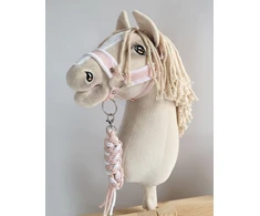 Super Hobby Horse Hobio žirgo kantaras su baltais pūkais ir pavadžiu (balta/rožinė)