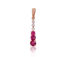 Diamond Sky Jewelry Auksinis pakabukas su deimantais ir rubinais „Kamelija VI“