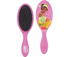 Wet Brush Šlapias šepetys. Patirkite lengvą „Wet Disney Princess Original Detangler“ plaukų iššukavimo šepečio žavesį. Išskirtiniai „Intelliflex“ šereliai leidžia šiam šepečiui lengvai iššukuoti susivėlimus, 45 % sumažinant pažeidimus ir 55 % įdedant mažiau pastangų. Tinka visų tipų plaukams, švelniai apsaugo nuo galiukų skilinėjimo ir lūžinėjimo, todėl plaukai tampa sveikesni ir gražesni. Šis šepetys puikiai tinka tiek šlapioms, tiek sausoms sruogoms, užtikrinant neskausmingą ir sklandų iššukavimą. Pirmyn!