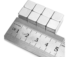 12 neodimio kubo magnetų rinkinys, ypač stiprus rinkinys, kubo magnetai stiklinėms magnetinėms lentoms šaldytuvo skelbimų lentai atmintinių lentai baltajai lentai mokyklos mokytojo žemėlapiui, biurui, su laikymo konteineriu, sidabrinis (10 x