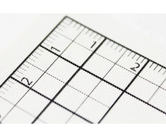 2 x A4 formato 'freehand Designer' lapai, 1 x tinklelio lapas ir 1 x transportyro šablono ašmenys idealiai tiesioms linijoms. Tinklelio ašmenys leidžia kurti trimačius brėžinius. Transportyro ašmenis taip pat galima naudoti ant