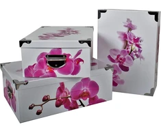2j 3 originalių orchidėjomis margintų kartoninių dėžių su metaliniais kampais ir rankenomis rinkinys. Labai gražios, didelės, dekoruotos, modernaus dizaino dėžių dydžiai: 38x26.5x14, 40x28.5x15, 42x