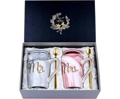 Affek Design Mr ir Mrs kavos puodeliai porai, vestuvių dovana jaunavedžiams, vestuvių dovanos porai / nuotakai ir jaunikiui, 400 ml keraminiai puodeliai, šaukšteliai ir dangteliai su atvirukais, graži dėžutė