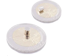 Brudazon 50 mini diskiniai magnetai 4 x 4 mm N52 stipriausio lygio neodimio magnetai itin stiprūs magnetai modelių gamybai, nuotraukoms, lentoms, skelbimų lentoms, šaldytuvams, rankdarbiams, itin stiprūs magnetiniai diskai