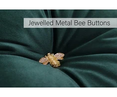 Bumble stačiakampė dekoratyvinė pagalvėlė su bite – smaragdo žalumo – dirbtinio aksomo išvaizda ir pojūtis – papuoštos metalinės bitės sagos – užpildyta poliesteriu – 100 % poliesteris – 30 x 50 cm (12" x 20" coliai) – pagaminta Riva Paoletti