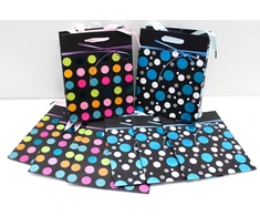 Capiso 8 vnt. vidutinio dydžio dovanų maišelių rinkinys su tvirta virvele 23 cm x 18 cm x 10 cm. Dovanų maišeliai su rankena, skirti vakarėliams. Spalvingi maišeliai iš kraft popieriaus