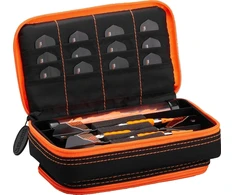 Casemaster Plazma Plus dėklas 3 strėlėms minkštiems ir plieniniams smiginiams su didele priekine kišene, integruotu laikymo vamzdeliu ir kišenėmis plunksnoms, antgaliams, koteliams ir asmeniniams daiktams