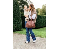 Childhome, kūdikio vystymo krepšys, mommy bag, kūdikio vystymo kilimėlis, daug skyrių, vežimėlio tvirtinimo detalės, peties dirželis, veganiška oda, 22l, mommy club signature, tamsiai ruda, tamsiai ruda