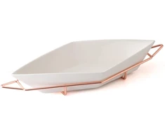 Evviva Company Srl porcelianinis priešpiečių dėžutė su plieniniu stovu, rožinio aukso spalvos, lėkštės matmenys: 40 x 18 cm, rombo formos. Praktiška ir elegantiška, idealiai tinka jūsų stalui.