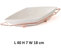 Evviva Company Srl porcelianinis priešpiečių dėžutė su plieniniu stovu, rožinio aukso spalvos, lėkštės matmenys: 40 x 18 cm, rombo formos. Praktiška ir elegantiška, idealiai tinka jūsų stalui.