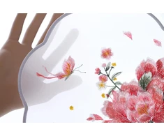 Kawaii-story F-013 tradicinis apvalus siuvinėtas kiniškas medžiaginis rankinis vėduoklis medine rankena kutais dekoruotas vėduoklės stovas Hemfu aksesuaras drugeliai gėlės rožinis