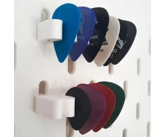 Laikiklis-organaizeris Ikea Skadis lentai gitaros mediatorių laikymui