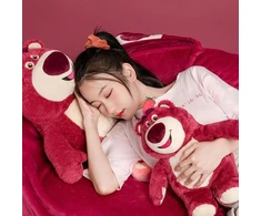 Miniso Lotso mielas žaislas, istorijos apie žaislus Lotso pliušinis žaislas 25 x 16 cm, mielas Lotso pliušinis žaislas su braškėmis, lengvi ir minkšti pliušiniai žaislai apkabinimui ir žaidimams