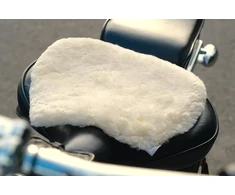 motociklo sėdynės pagalvėlė, 100% tikra avikailis, motociklo sėdynių užvalkalai su neslystančiu zomšos pagrindu ir velcro tvirtinimo detalėmis, 33 x 28 cm, 1 vnt. ( smėlio spalvos)