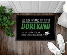 Om3® Juokingas durų kilimėlis su užrašu "leg Dich Niemals mit einem Dorfkind an", skirtas naudoti patalpose, neslystantis ir plaunamas, 60 x 40 cm