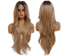 Perukas ilgais, natūraliai atrodančiais plaukais, šviesiai rudas, su "lace front"