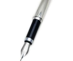 Plunksnakotis pagamintas iš gryno sidabro 925/1000 elegantiškame juodo lako dėkle
