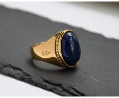 Rock and Steel aukso spalvos Deus ovalus vyriškas žiedas iš nerūdijančio plieno su lapis lazuli akmeniu