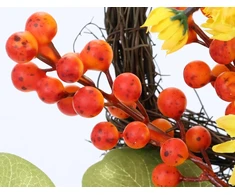 Rudens rotango vainikas priekinėms durims su chrizantemų uogomis, rudens lapų dekoracijos rudens durų vainikui, durų dekoracija, rudens dekoracija Helovinui, Padėkos dienai, derliaus namams lauke