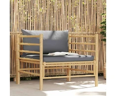 Sodo sofa su tamsiai pilkomis pagalvėlėmis, bambukas