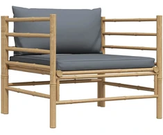 Sodo sofa su tamsiai pilkomis pagalvėlėmis, bambukas