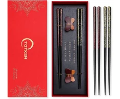 Totken 2 porų rinkinys natūralūs mediniai valgomieji pagaliukai rankų darbo starry sky pagaliukai ir 2 rankų darbo butterfly sticks laikikliai su premium dovanų dėžute (dovanos pasirinkimas)