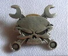 Ženklelis ant varžto Kaukolė su raktais ženkliukas prisegamas skull