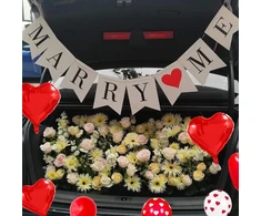 1000 raudonų rožių žiedlapių su užrašu "marry Me", raudoni širdies formos balionai, raudoni ir balti širdies formos balionai vestuvių pasiūlymo dekoracijoms, Valentino dienos dekoracijos