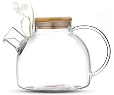 Feelino Tea &amp; Tea arbatinukai su bambuko dangteliu ir trumpu snapeliu, aukštos kokybės arbatinukas pagamintas iš borosilikatinio stiklo, su logotipu ant stiklinio pagrindo