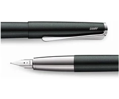 Lamy Studio 069 plunksnakotis - nerūdijančio plieno plunksnakotis juodos/žalios spalvos lakuota apdaila su poliruota nerūdijančio plieno rankena - poliruotas sidabro plieno plunksnos galiukas - plunksnos dydis M, 1 vnt. (1 pakuotė)
