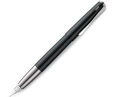 Lamy Studio 069 plunksnakotis - nerūdijančio plieno plunksnakotis juodos/žalios spalvos lakuota apdaila su poliruota nerūdijančio plieno rankena - poliruotas sidabro plieno plunksnos galiukas - plunksnos dydis M, 1 vnt. (1 pakuotė)