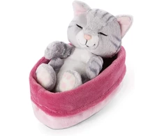 Nici Minkštas žaislas miegantis kačiukas 12 cm pilkas rožiniame/violetiniame krepšelyje
