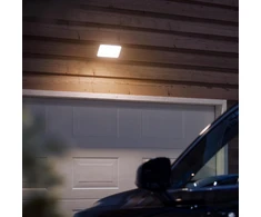 Philips Hue Baltas Welcome prožektorius (2 600 lm), reguliuojamo ryškumo lauko sieninis šviestuvas, skirtas Hue apšvietimo sistemai su šilta ir šalta balta šviesa, išmanusis apšvietimo valdymas balsu ir programėle, juodas