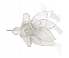 Pilkas kokteilinis fascinator su plunksnomis ypatingoms progoms