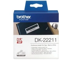 Originalus Brother DK-22212 nenutrūkstamo ilgio kino juostos stiliaus etikečių ritinėlis – juodos raidės baltame fone, 62 mm.