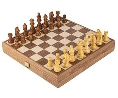 Manopoulos Staunton Walnut Medinių Šachmatų Rinkinys Su 27cm Inkrustuota Lenta
