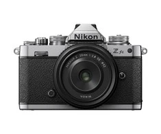 Nikon Z fc + NIKKOR Z 28mm f/2.8 (SE) (Sidabrinis)
