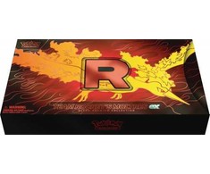 The Pokemon Company Žaislai, žaidimai ir kolekcionavimas - Pokémon TCG Team Rocket's Moltres ex Ultra-Premium Collection (3 foil promo kortelės, žaidimo kilimėlis, dėžutė kortoms, 18 booster pakelių)