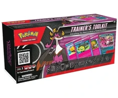 Žaidimų Kortelių Rinkinys - Pokémon TCG Trainer's Toolkit 2025 Rinkinys Su 50+ Kortelių, Strategijos Gidu, Apsaugomis, Kauliukais, 4 Booster Paketais, Live Code Juodas/Raudona