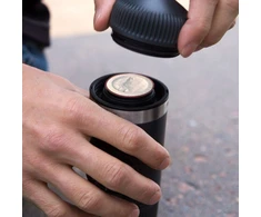Rankinis maltos kavos aparatas su dėklu ir adapteriu Wacaco Nanopresso, Pilkas
