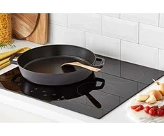 Ketaus keptuvė su dviem rankenomis Staub - 34 cm, Juodas