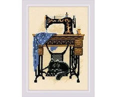 RIOLIS – Create It Yourself – Siuvinėjimo rinkinys „Katė prie siuvimo mašinos“ 857 (18x24 cm)