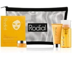 „Little Luxuries“ rinkinys „Rodial“: skaistinamasis veido gelis su vitaminu C, 20 ml + skaistinamoji pudra su vitaminu C, 15 ml + skaistinamasis tonikas su vitaminu C, 100 ml + energizuojanti veido kaukė su vitaminu C, 20 g