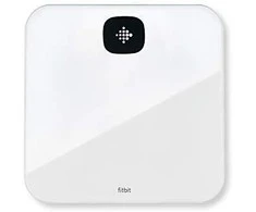 Virtuvinės svarstyklės Fitbit | Išmaniosios kūno rengybos svarstyklės | Aria Air | Automatinis išjungimas | Kūno riebalų analizė | Kūno masės indekso (KMI) matavimas | Keli vartotojai | Vonios svarstyklės