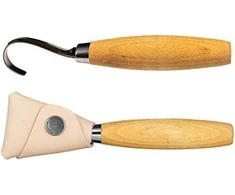 Šaukštų drožinėjimo peilis Morakniv® 164, lenkta geležtė 55x2,0mm. 13mm vidinis skersmuo. Viengubi ašmenys, beržinė rankena, odinis dėklas.