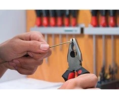 Pramoninės kombinuotos replės Industrial su „DynamicJoint®“ ir „OptiGrip“ WIHA (180 mm)
