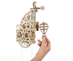 Aero Clock - sieninis laikrodis su švytuokle - mechaninis modelis surinkimui - fanera - 320 elementų - Ugearsmodels 70154